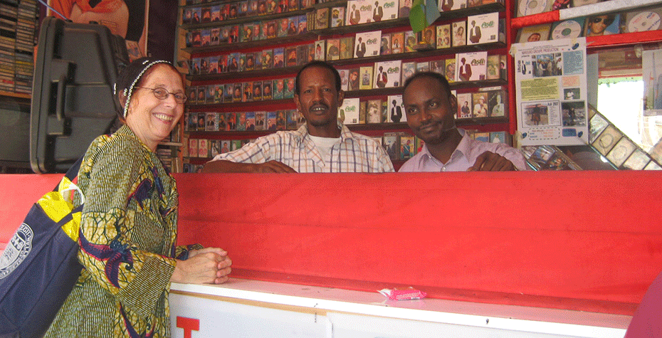 Kapteijns at counter of record stall with two Somali stall-keepers