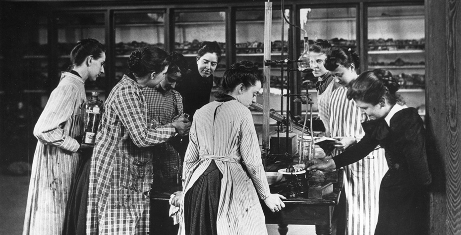 Wellesley students in the lab circa 1890